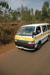 De nombreux minibus sillonnent le pays.