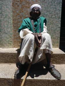 Homme musulman à l'entrée de la Grande Mosquée.