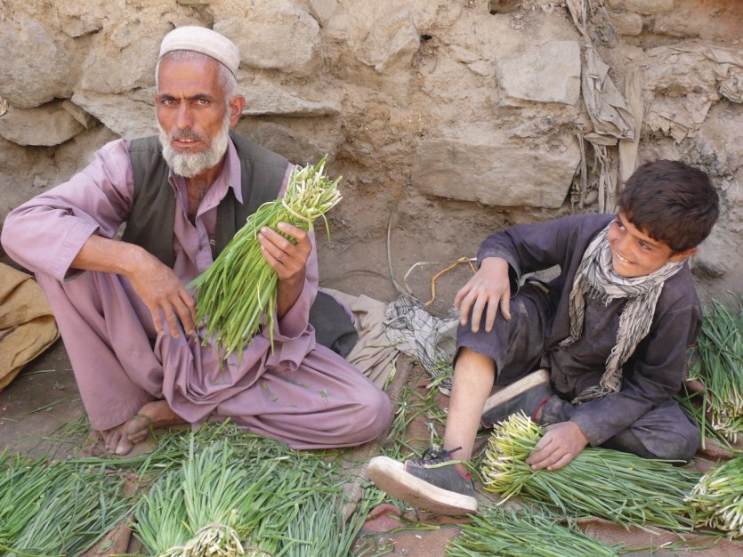 Un grand-père et son petit-fils au bazar.