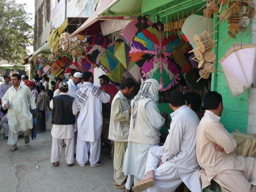 Boutiques de cerfs-volants, un des passe-temps favori des Afghans, petits et grands.