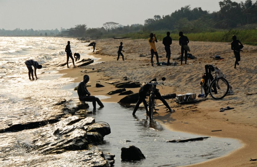 Sur la plage aux alentours de l'Hôtel Club du lac Tanganyika.