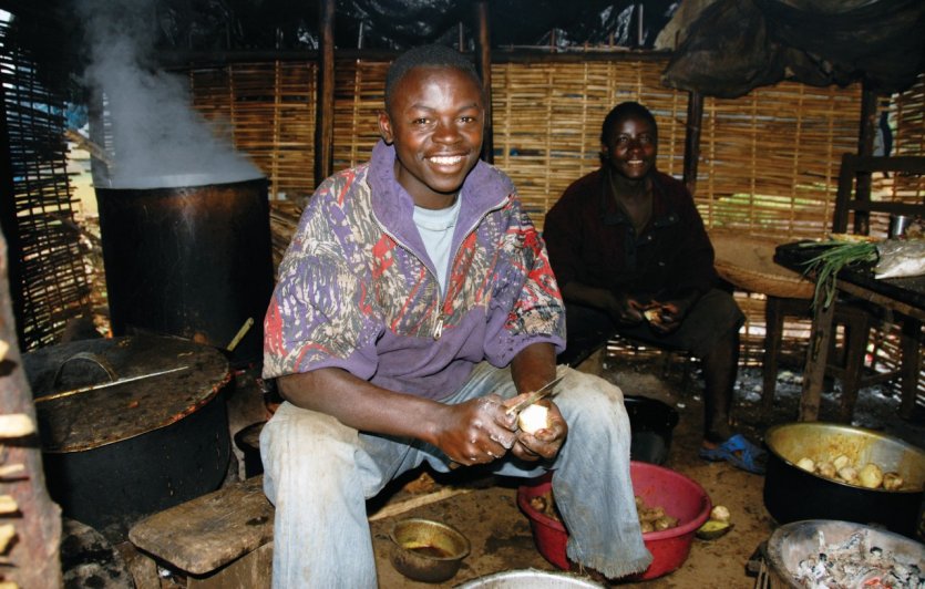 Restaurant à proximité de Gisozi, préparation de brochettes de boeufs.