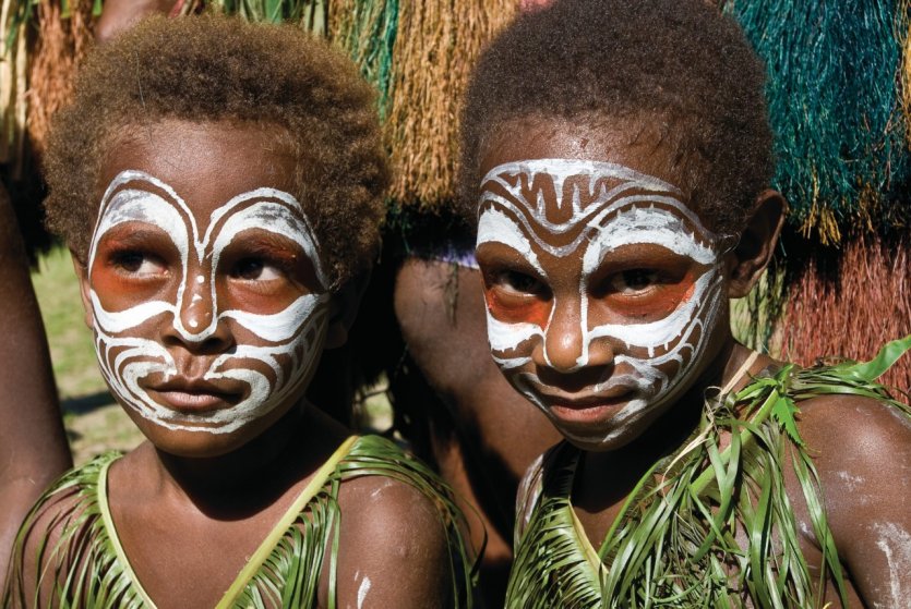 Danses traditionnelles dans des villages du Moyen-Sepik.