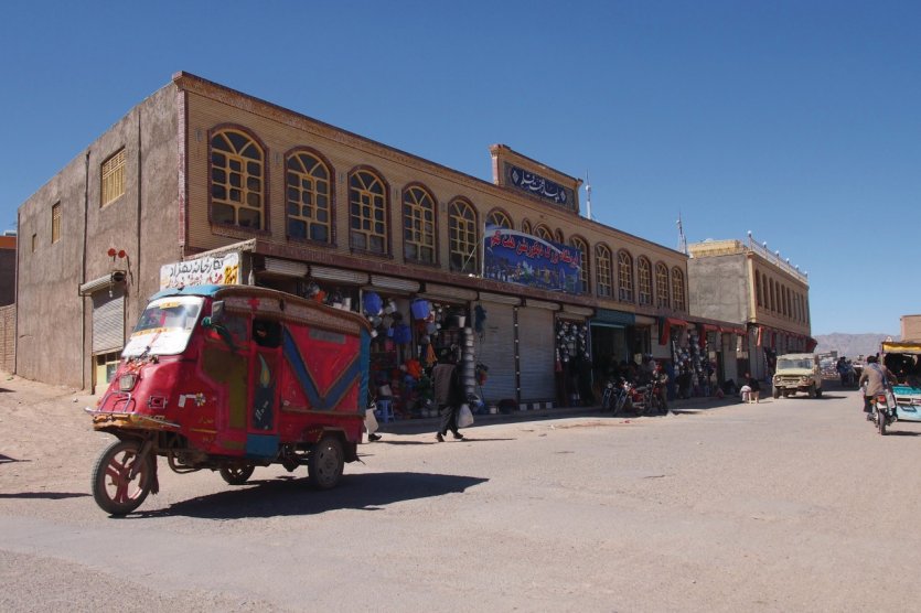 Rue commerçante devant la citadelle Qala Ikhtyaruddin à Hérât.