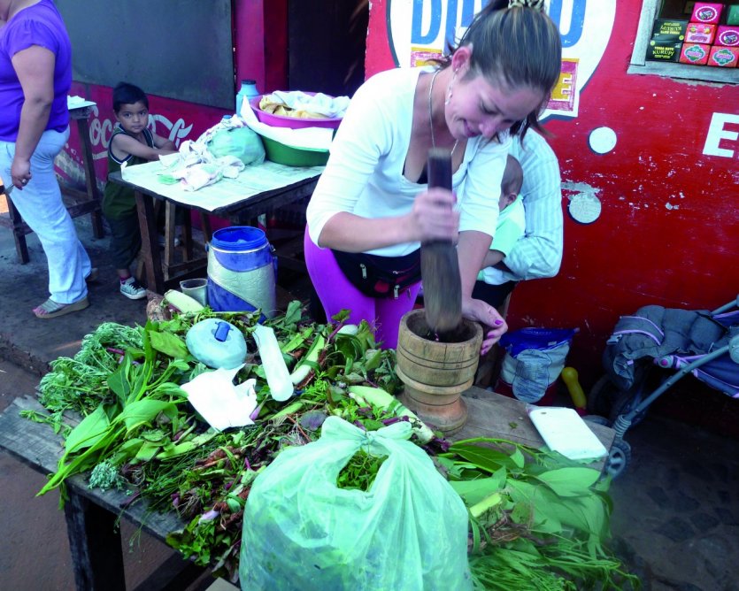 Yuyera écrasant ses herbes au mortier.