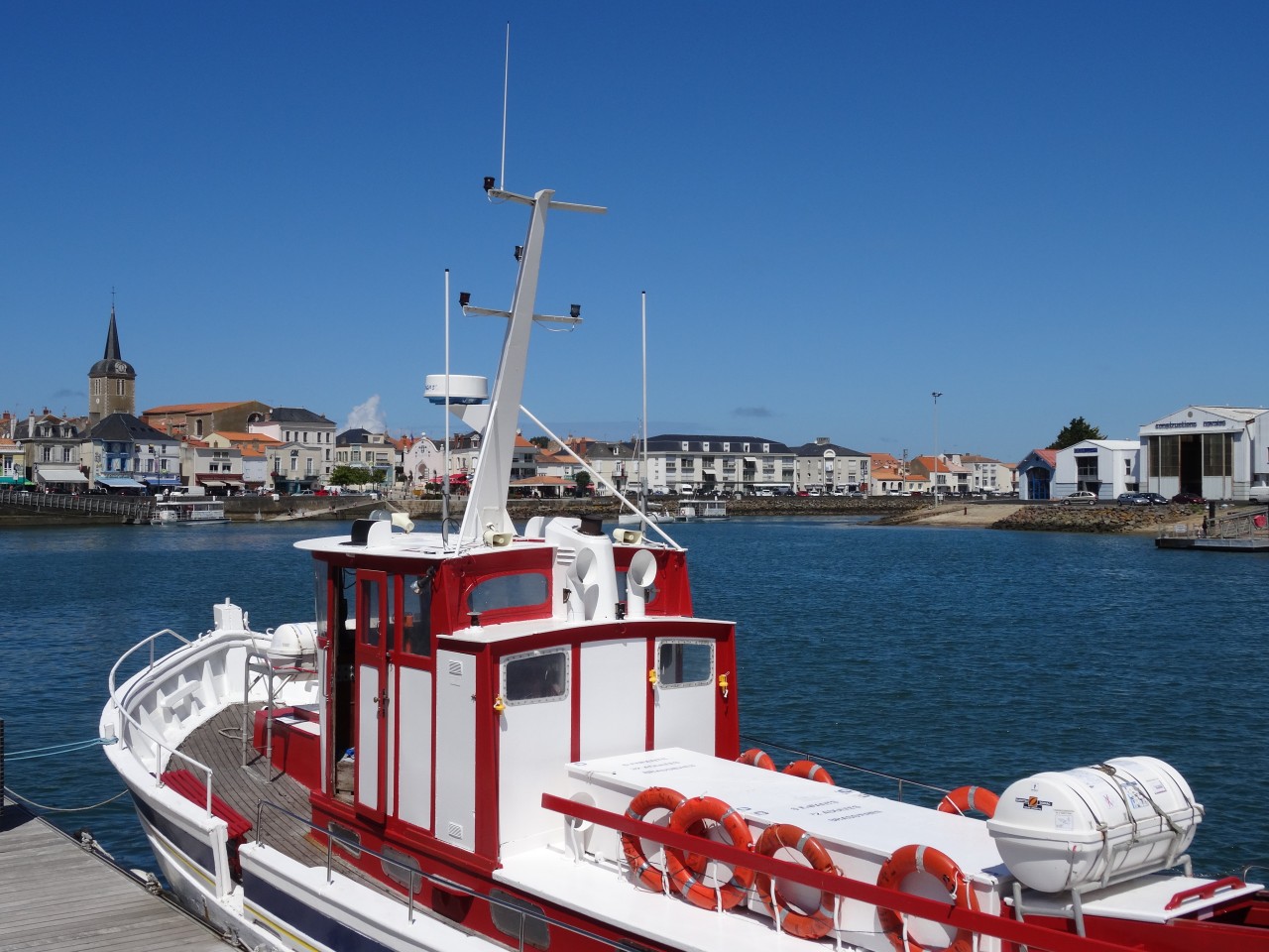 Bateau de pêche face à La Chaume.