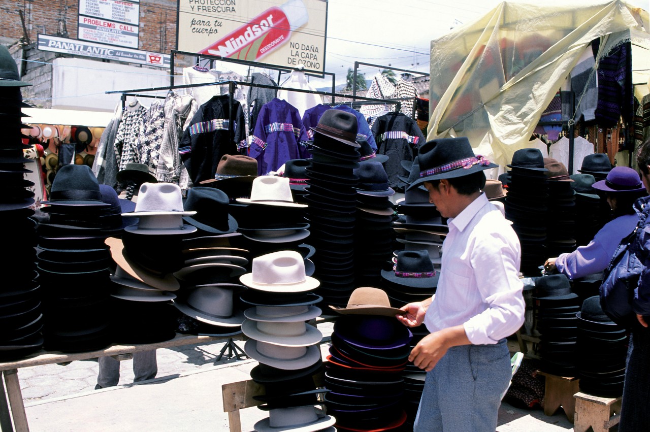 Des chapeaux pour tous les goûts sur le marché d'Otovalo.