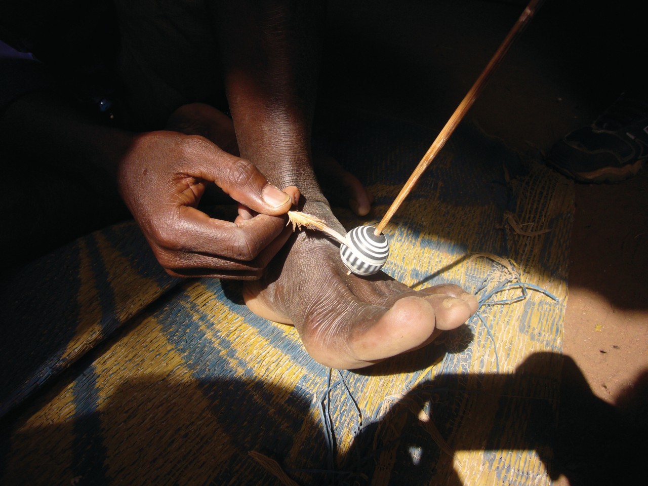 Fabricant de perles d'argile à Waraniéné, près de Korhogo.