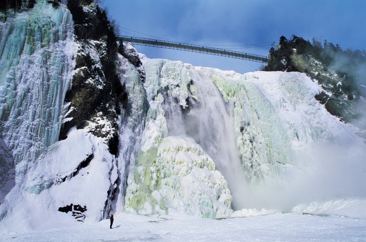 Chute Montmorency gelée en hiver.