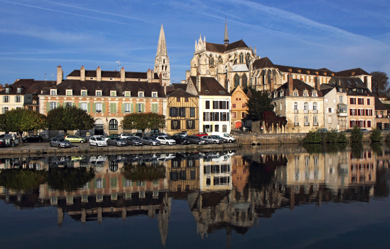 L'abbaye Saint-Germain, reflets dans l'Yonne.