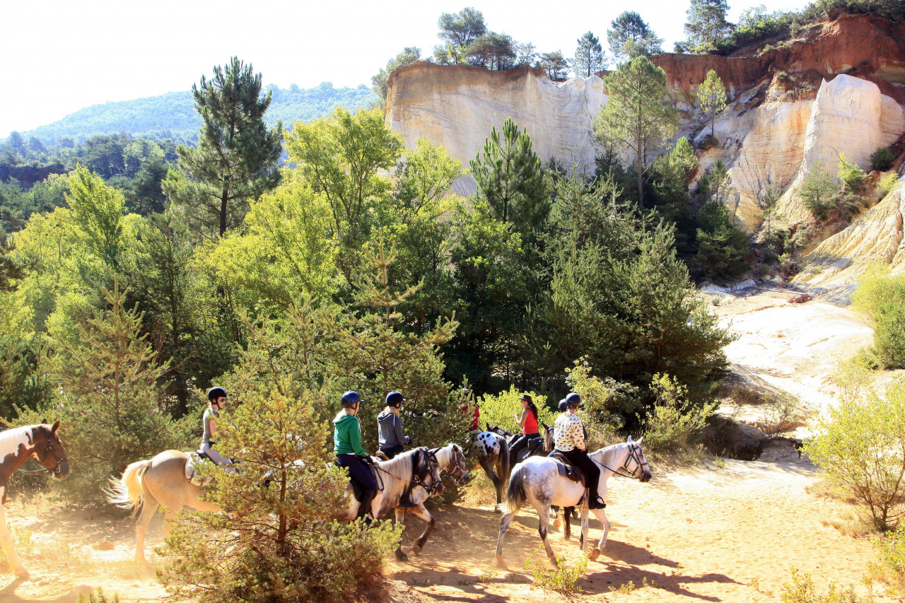 Rustrel - Randonnée équestre dans le Colorado provençal.