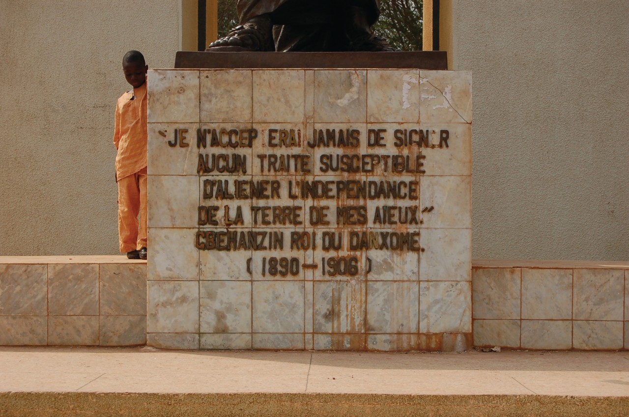 Citation gravée au pied de la statue du roi Béhanzin.