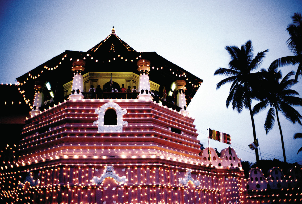 Fête de la Perahera, temple de la Dent illuminé