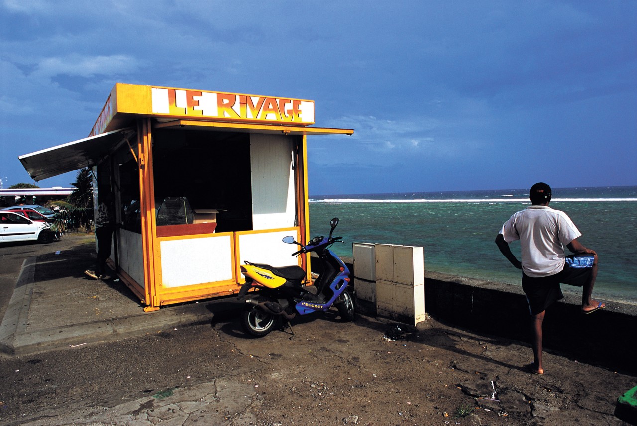 Camion-bar en bord de mer