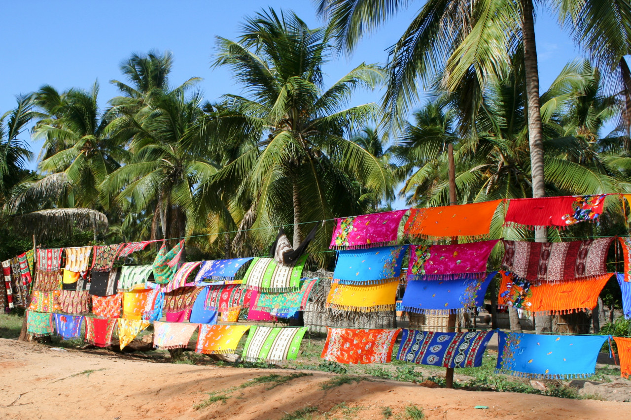 Vente de sarongs sur la plage d'Inhambane.