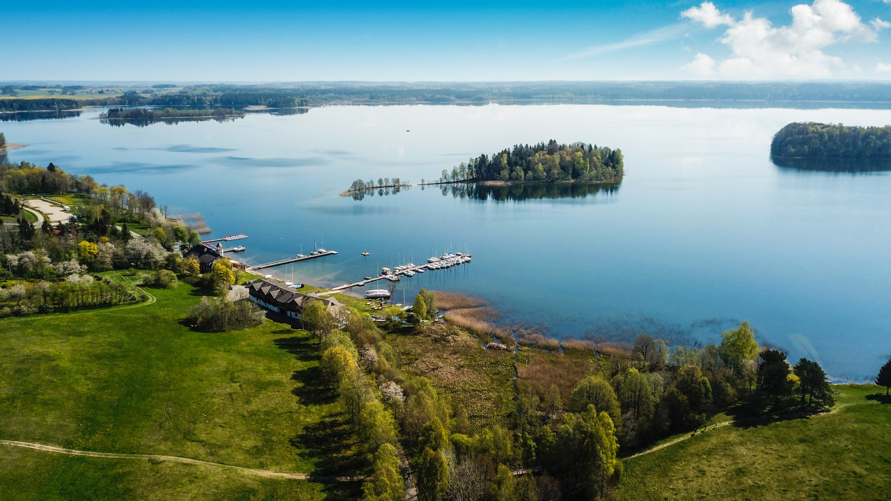 Vue sur la ville et le lac de Plateliai.