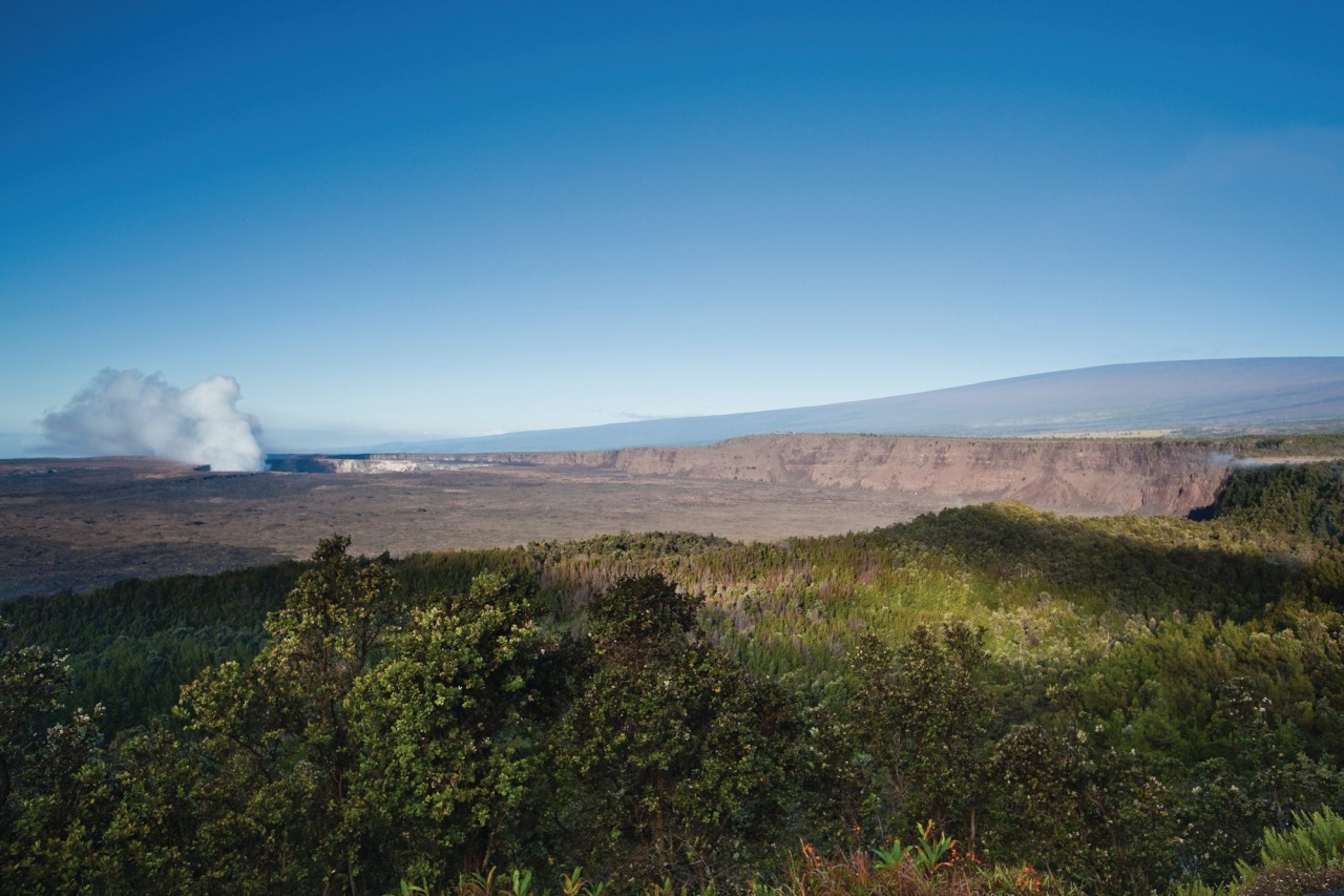 Point de vue sur le cratère Halemaumau et le Mauna Loa.