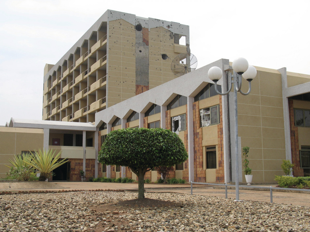 Vue sur le Parlement rwandais, qui conserve ses stigmates de 1994.