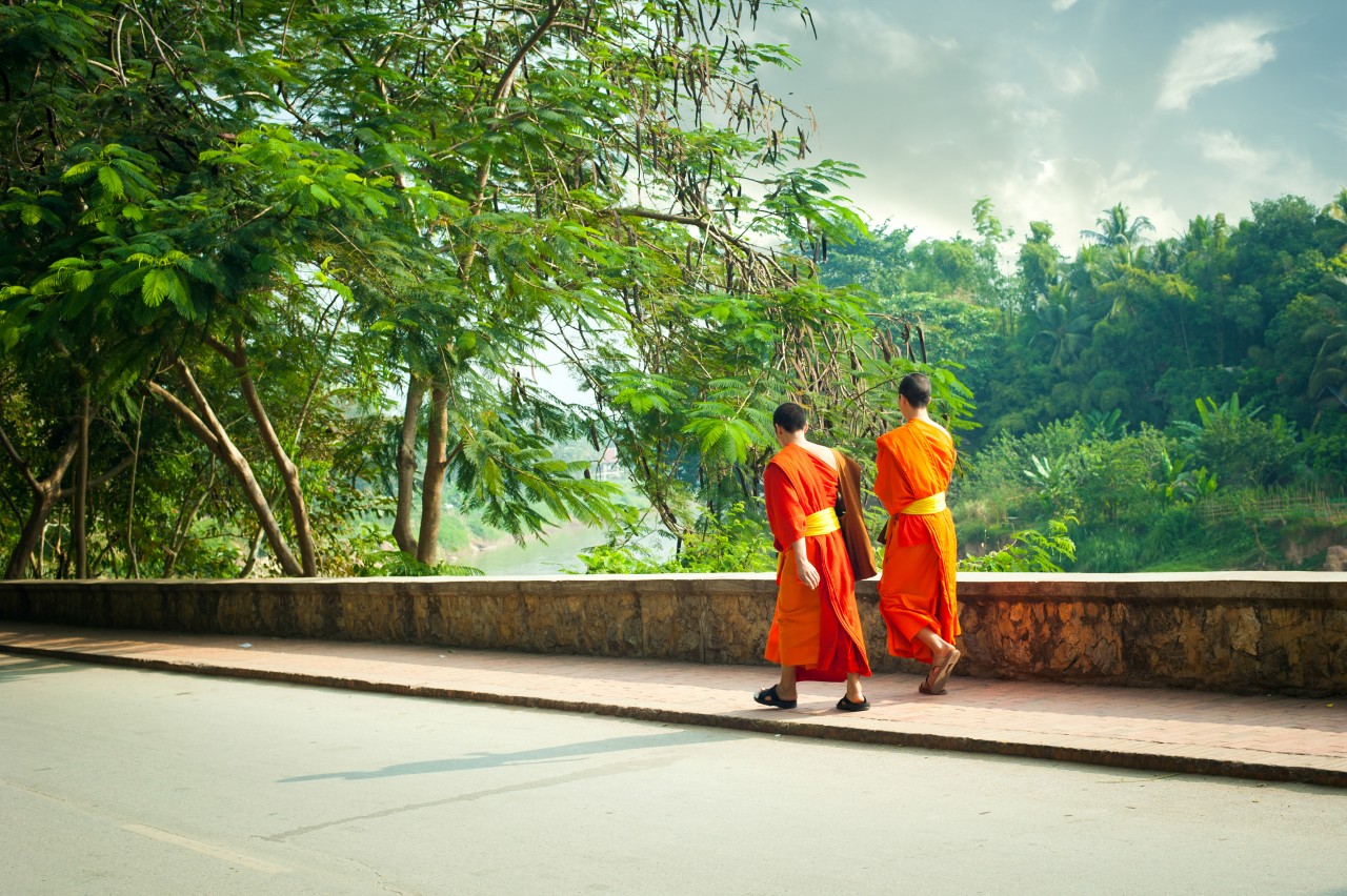 Deux jeunes moines bouddhistesn dans les rues de Luang Prabang.