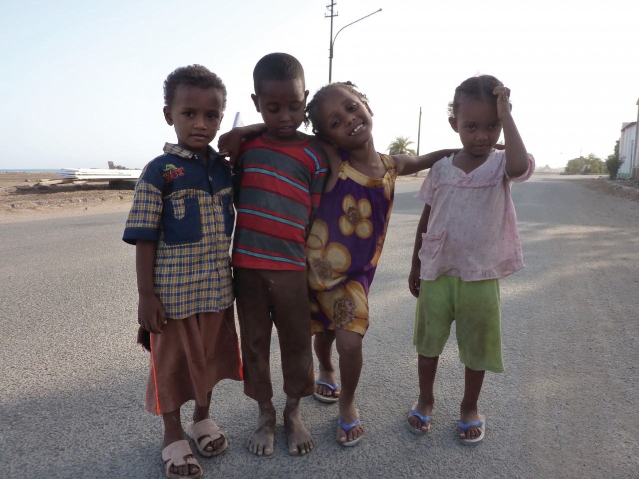 Groupe d'enfants prenant la pose en bordure du port.