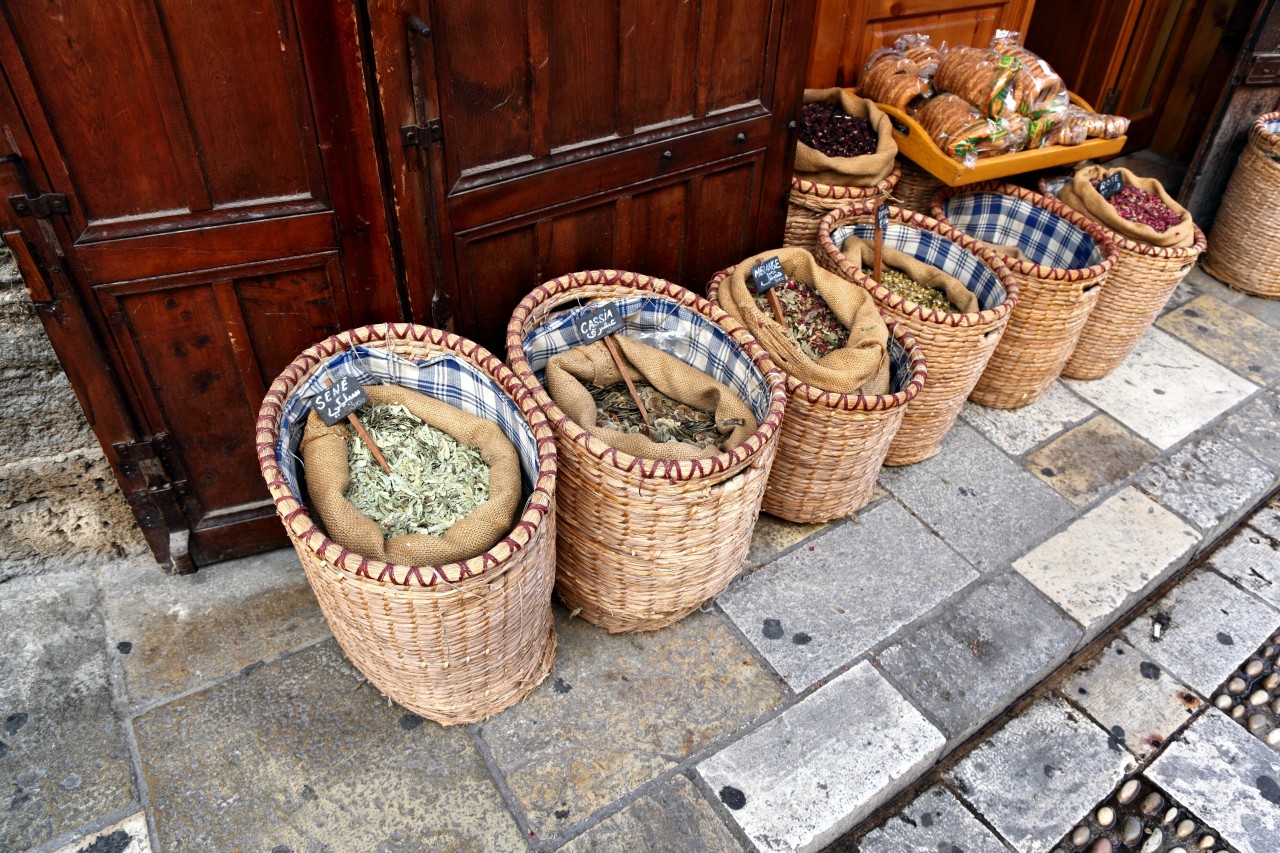 Herbes et épices dans le souk de Byblos.