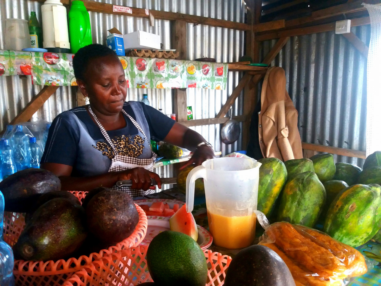 Echoppe de jus de fruits exotiques.