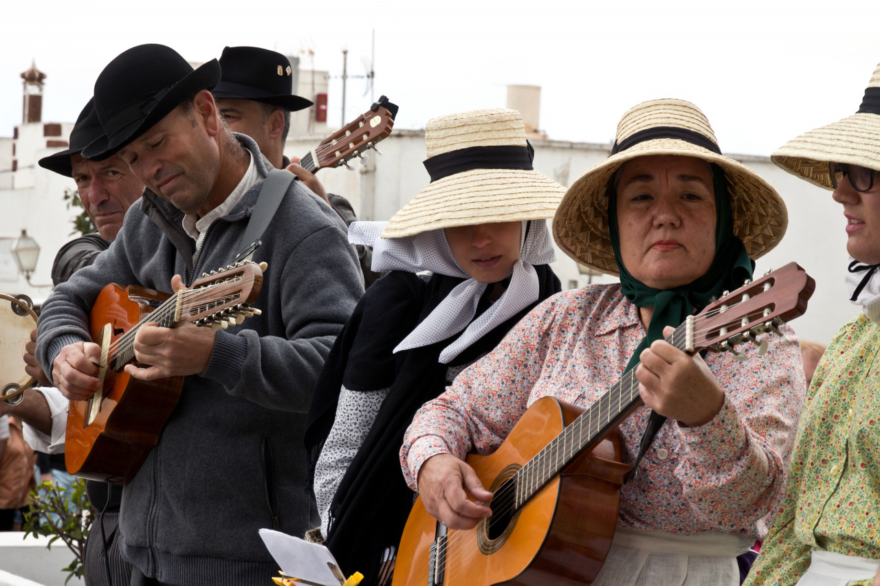 Troupe de musiciens un jour de marché, Teguise.