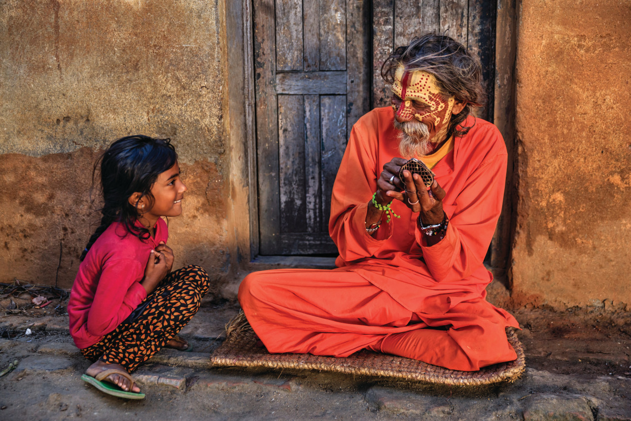 Fillette observant un sadhu.