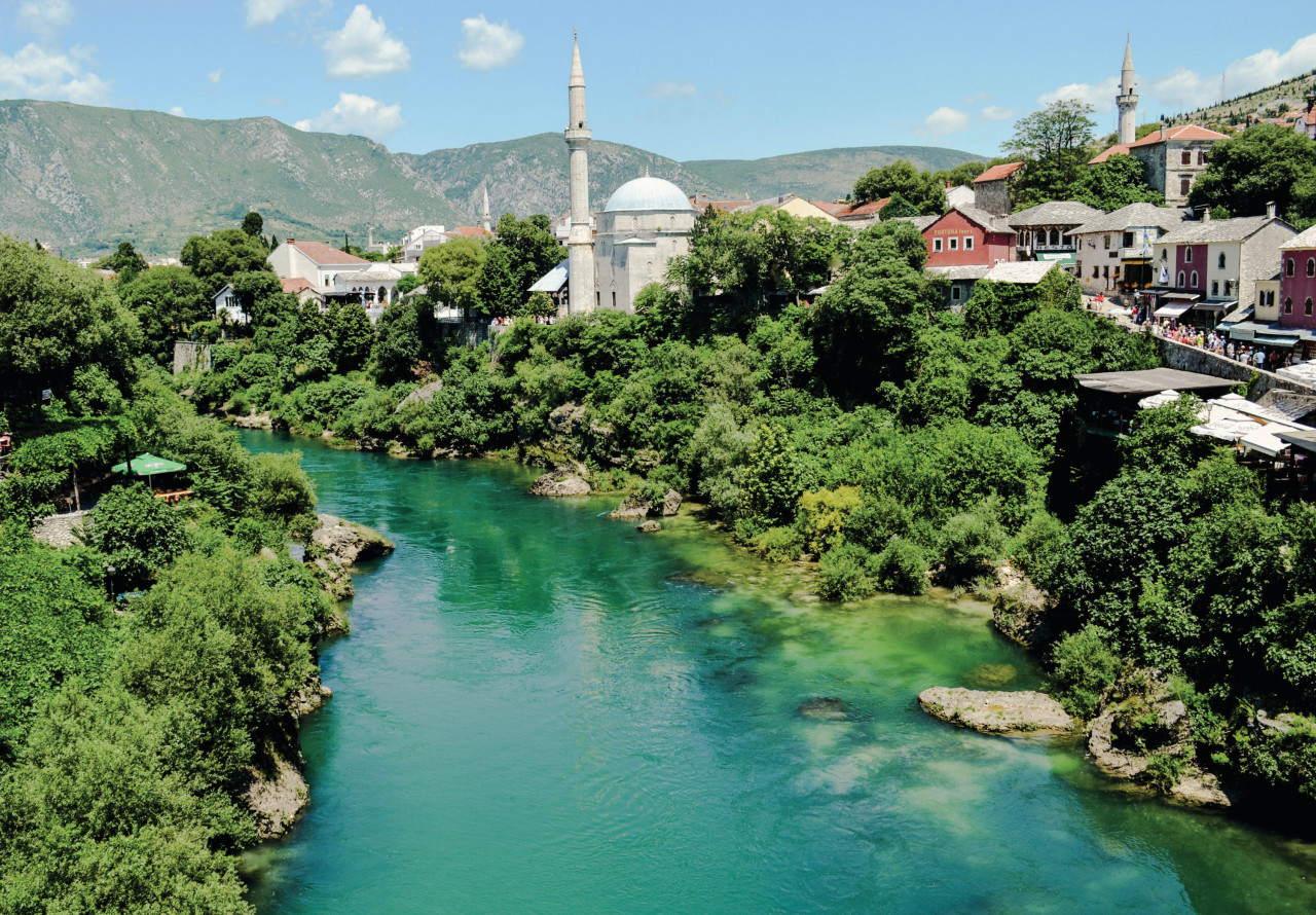 La Neretva et la mosquée Koski Mehmed Pacha, à Mostar.