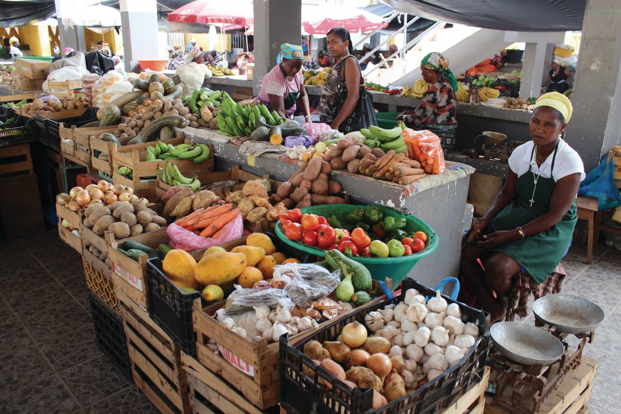 Vendeuses de fruits et légumes au marché d'Assomada