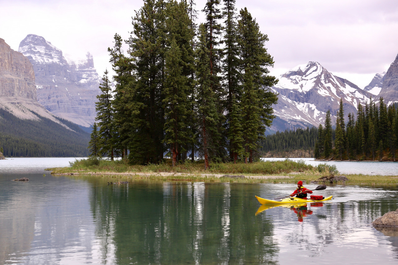 Kayak vers Spirit Island, Jasper National Park.