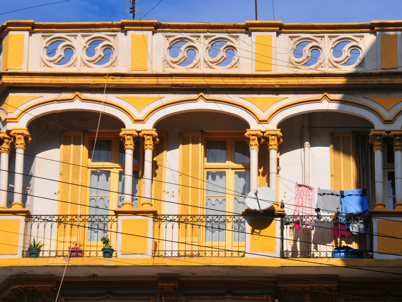 Balcon coloré de la rue Soers Ben Slimane, à Oran.