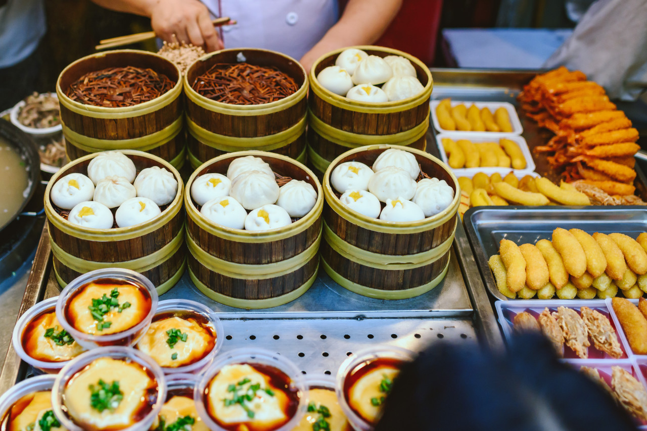 Assortiment de desserts sur un marché de Pékin.