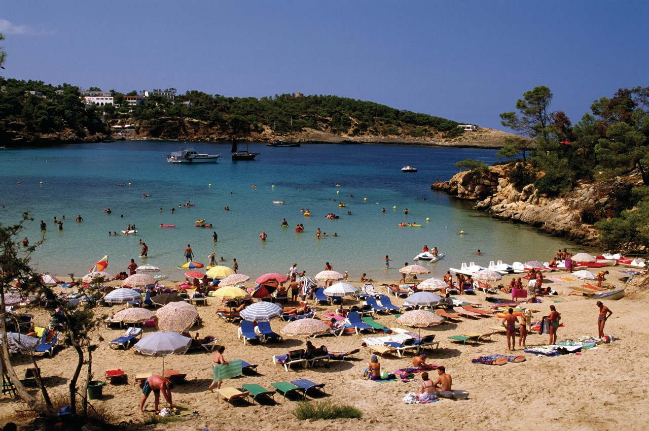 Vacanciers sur la plage de Portinatx.