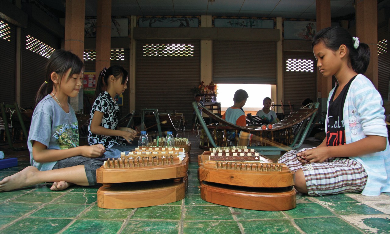 Jeunes filles jouant du khim, un instrument traditionnel.