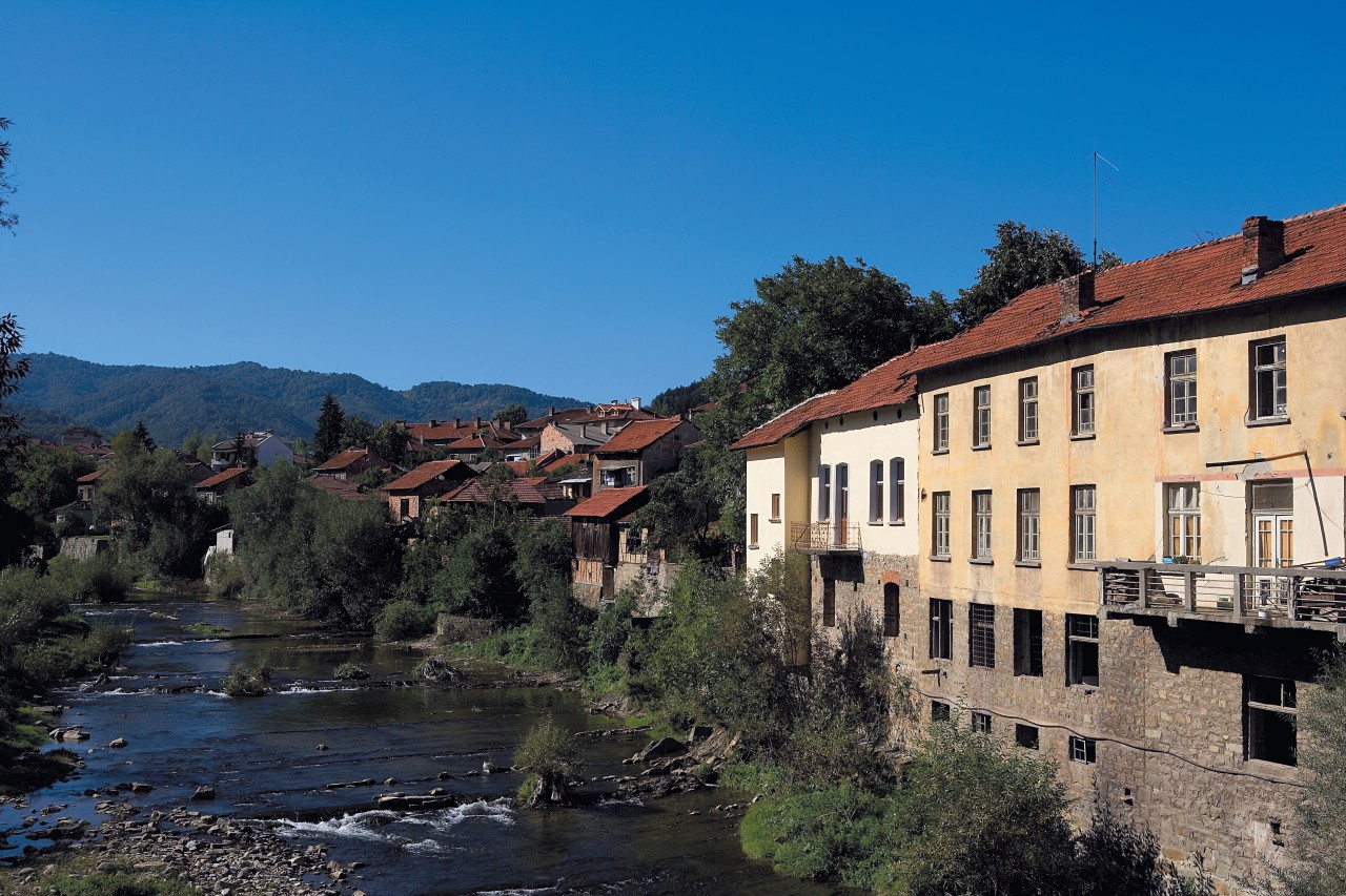 Habitations au bord de la rivière.