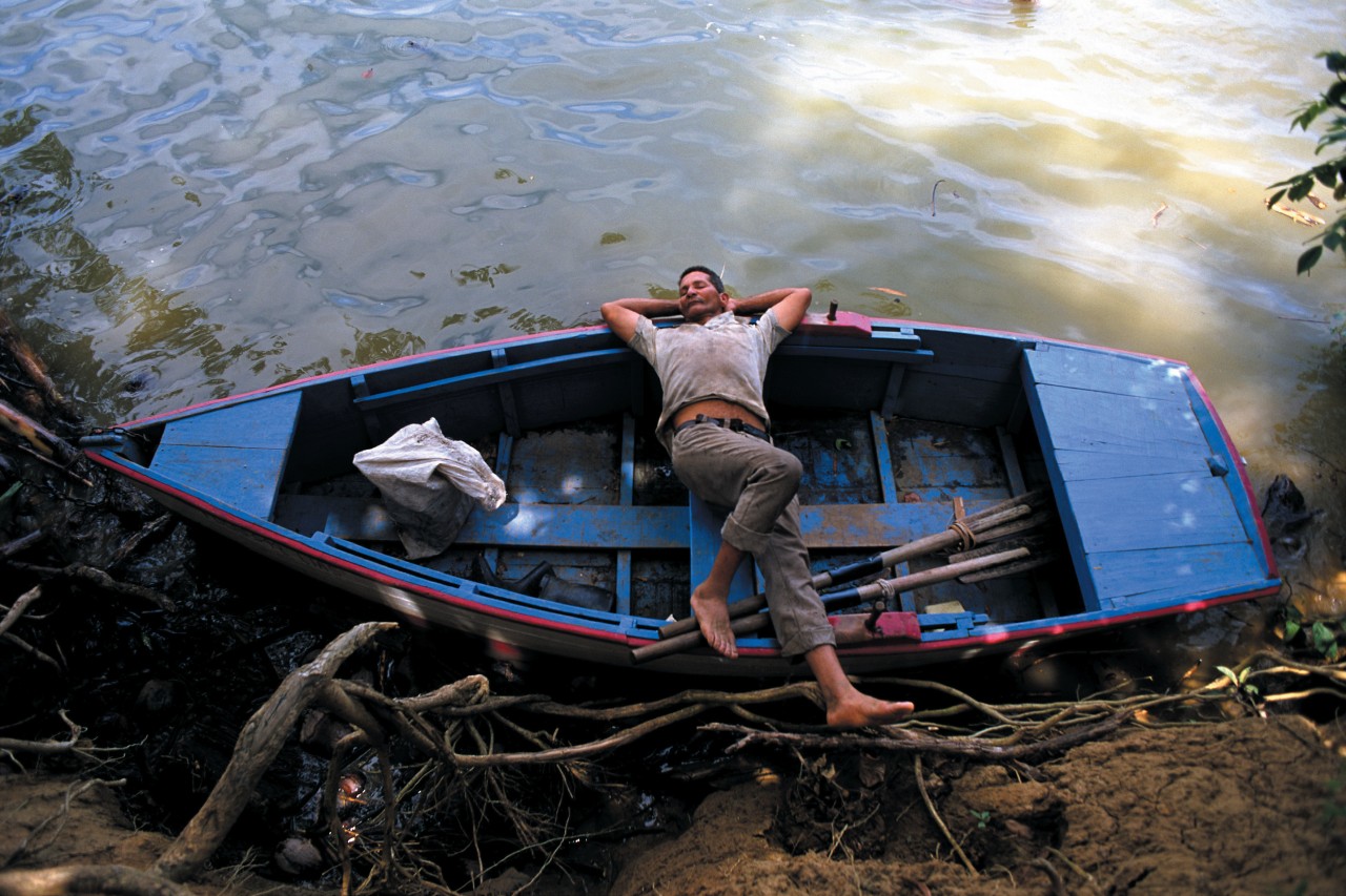 Détente sur une barque avant de reprendre l'eau.