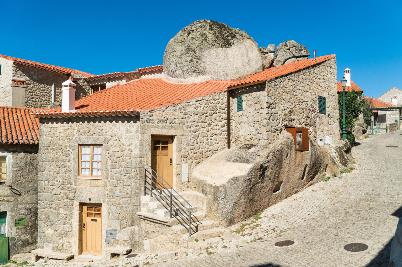 <p>Maisons en pierre et rues historiques du village de Monsanto.</p>