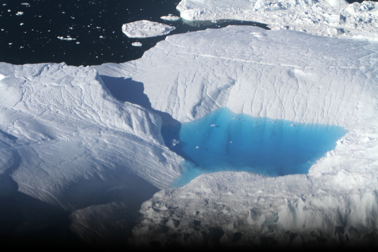 Certains icebergs ont des cuvettes dont l'eau est d'un bleu incroyable.