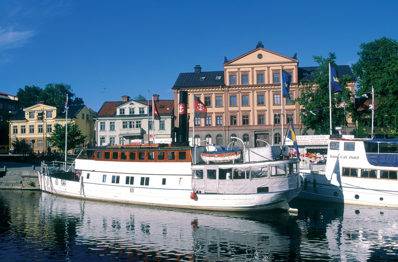 Péniches dans les canaux d'Uppsala.