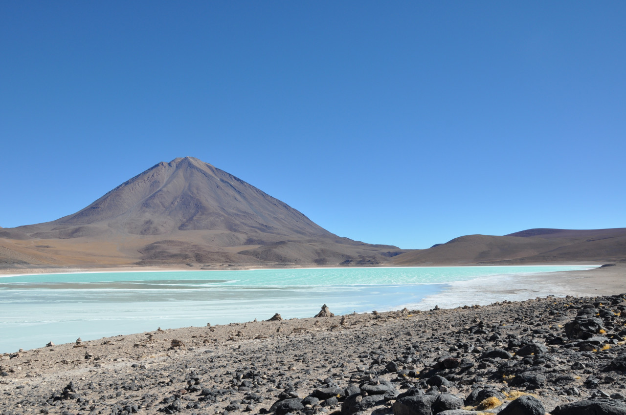 Laguna Verde au pied du Volcan Licancabur.