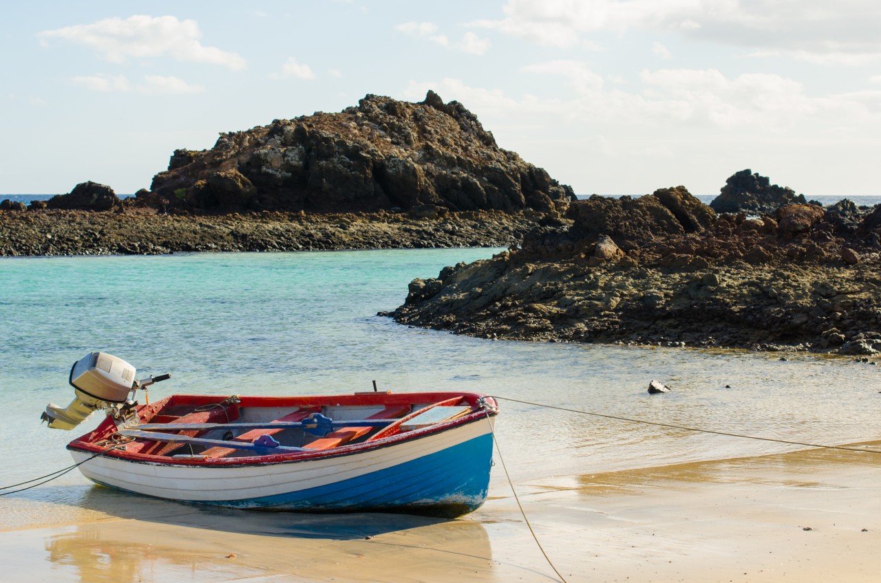 Bateau sur le bord de la plage de Lobos, au nord de Fuerteventura.