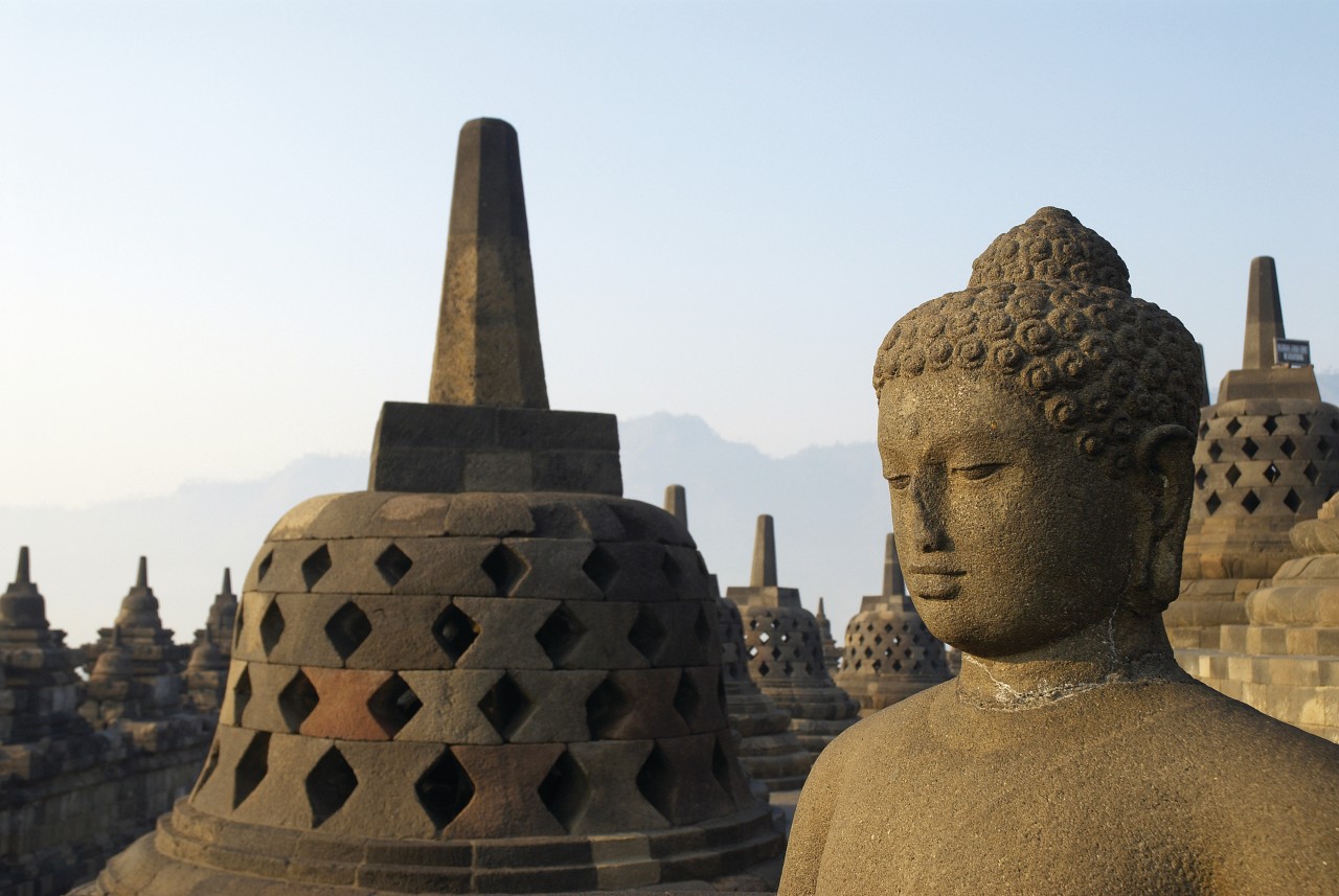 Le temple de Borobudur, dont les stûpas restèrent longtemps à l'abandon.