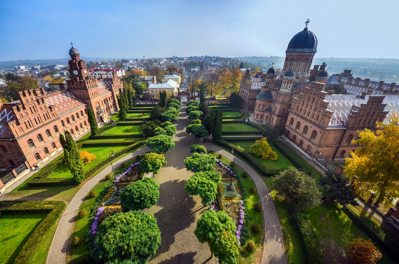 Vue sur Tchernivtsi et son université.