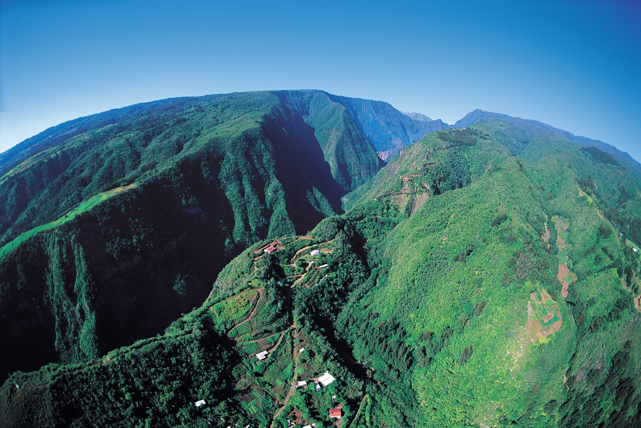 Montagnes boisées de l'intérieur de l'île.