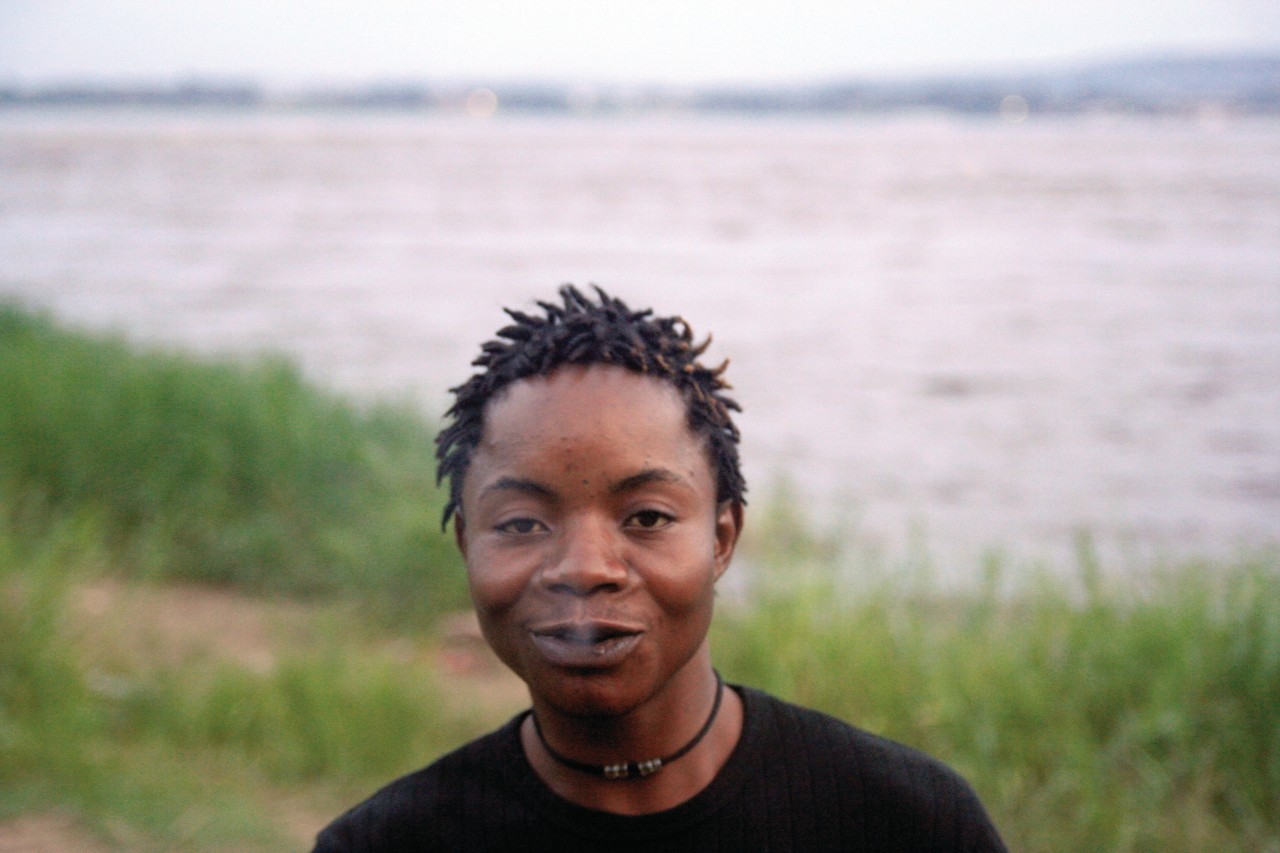 Piroguiers et pêcheurs sur les rives du fleuve Congo.