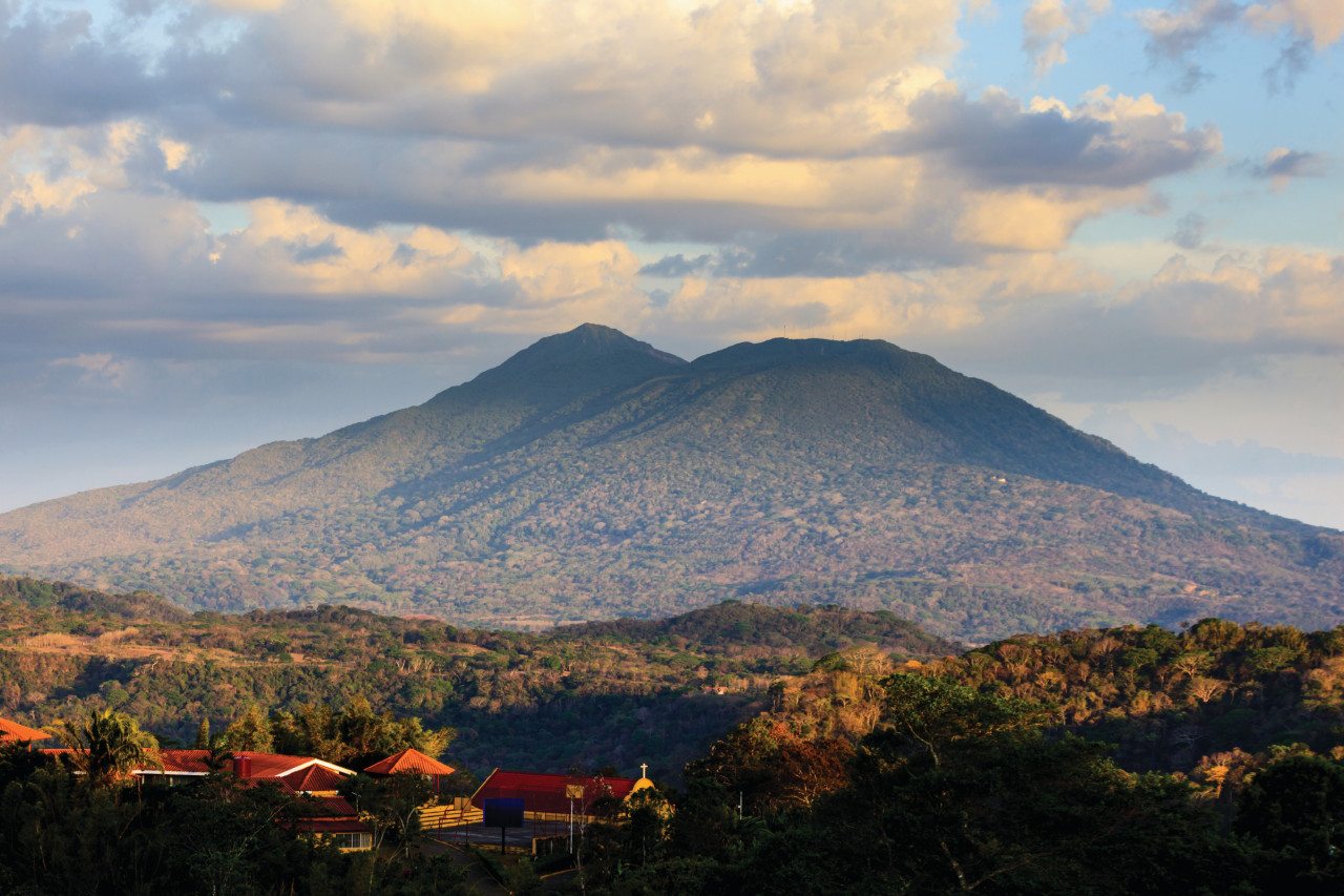 Vue sur le volcan Mombacho depuis le village de Catarina.