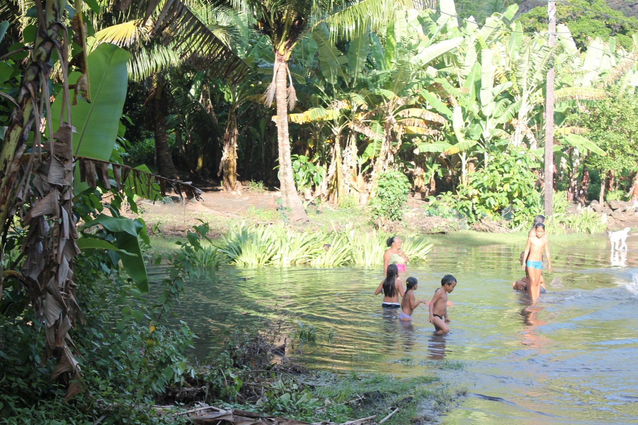 Baignade familiale sur la route entre Taipivai et Hooumi