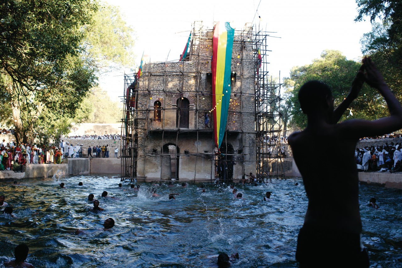 La ferveur religieuse des Éthiopiens orthodoxes lors des fêtes de Timkat (épiphanie) à Gondar.