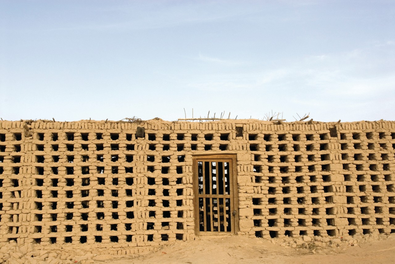 Bâtiment de séchage du raisin près de Turpan.